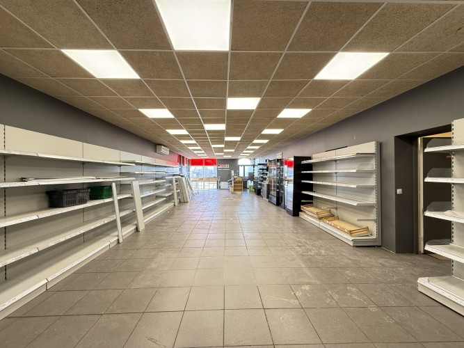 Торговые помещения с входом с фасада здания. Подходят для магазина, медицинского Рига - изображение 1