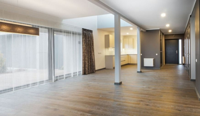 Ilgtermiņa īrei tiek piedāvāta moderna divstāvu privātmāja ciematā 