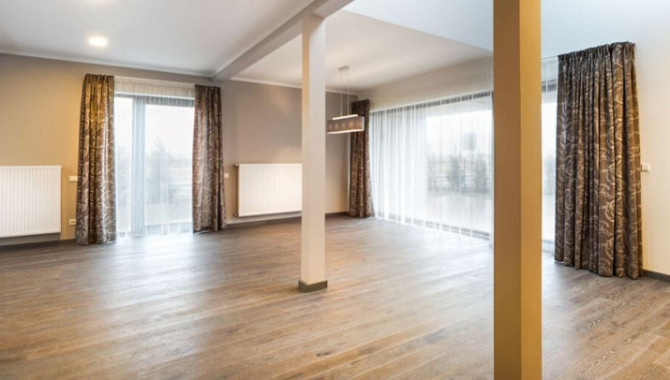 Ilgtermiņa īrei tiek piedāvāta moderna divstāvu privātmāja ciematā 