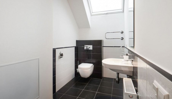 Ilgtermiņa īrei tiek piedāvāta moderna divstāvu privātmāja ciematā 