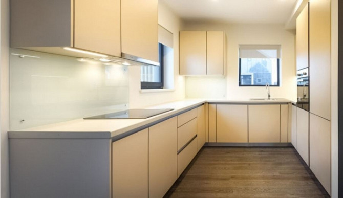 Ilgtermiņa īrei tiek piedāvāta moderna divstāvu privātmāja ciematā 