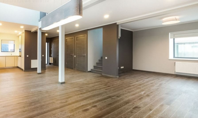 Ilgtermiņa īrei tiek piedāvāta moderna divstāvu privātmāja ciematā 