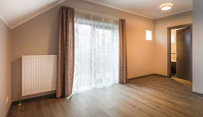 Ilgtermiņa īrei tiek piedāvāta moderna divstāvu privātmāja ciematā 