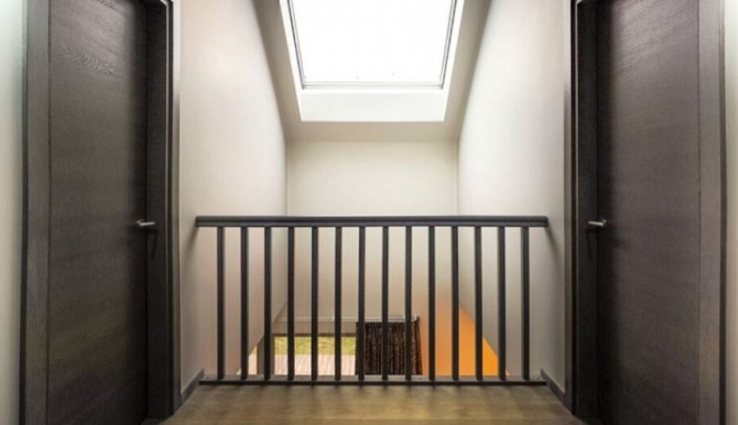 Ilgtermiņa īrei tiek piedāvāta moderna divstāvu privātmāja ciematā 