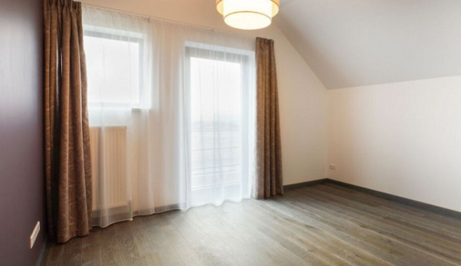 Ilgtermiņa īrei tiek piedāvāta moderna divstāvu privātmāja ciematā 