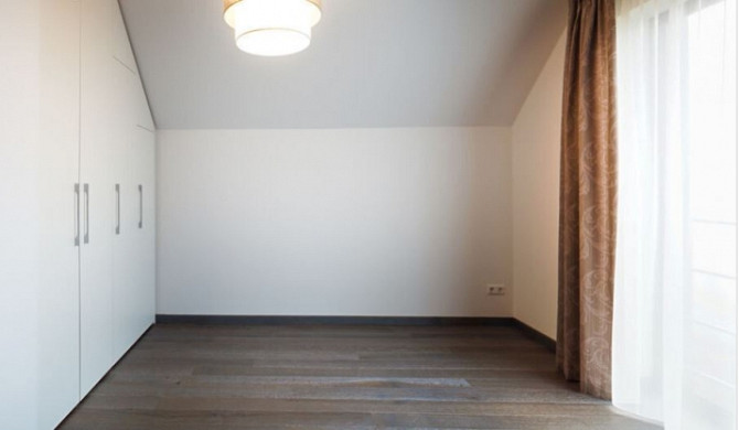 Ilgtermiņa īrei tiek piedāvāta moderna divstāvu privātmāja ciematā 