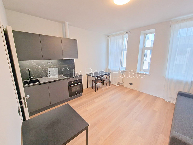 Fasādes māja, viena kvadrātmetra apsaimniekošanas maksa mēnesī  0,38 EUR, ieeja no ielas, Rīga - foto 1