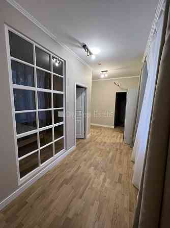 Здание во дворе, реновированный дом, благоустроенный озеленённый двор, закрытая Рига