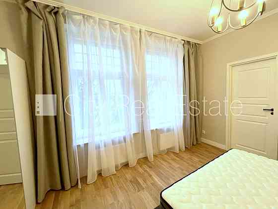 Здание во дворе, реновированный дом, благоустроенный озеленённый двор, закрытая Рига