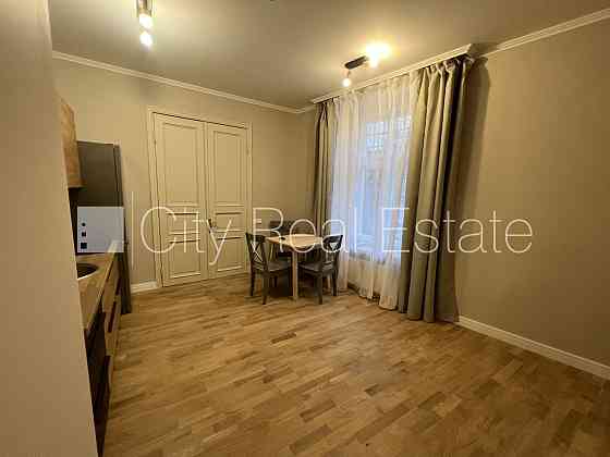 Здание во дворе, реновированный дом, благоустроенный озеленённый двор, закрытая Рига