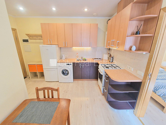 Здание во дворе, реновированный дом, благоустроенный озеленённый двор, закрытая Рига - изображение 12