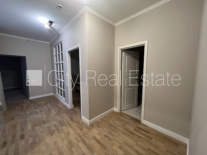 Здание во дворе, реновированный дом, благоустроенный озеленённый двор, закрытая Рига - изображение 2