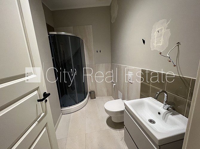 Здание во дворе, реновированный дом, благоустроенный озеленённый двор, закрытая Рига - изображение 10