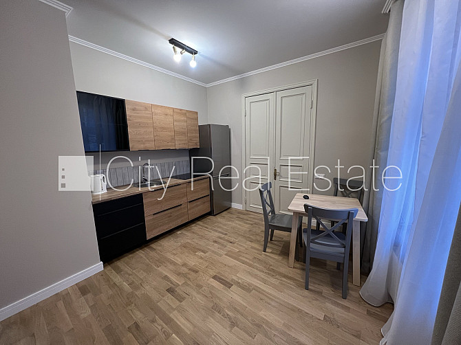 Здание во дворе, реновированный дом, благоустроенный озеленённый двор, закрытая Рига - изображение 7