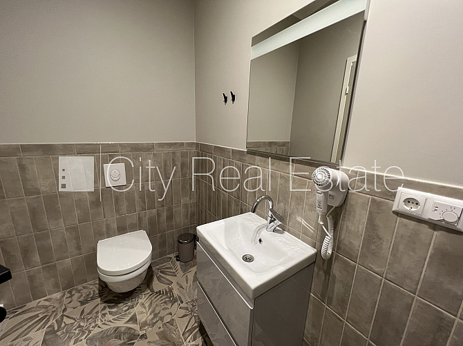 Здание во дворе, реновированный дом, благоустроенный озеленённый двор, закрытая Рига - изображение 9