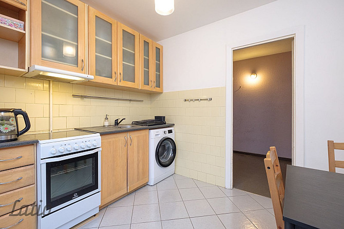 Izīrē ilgtermiņā mājīgu un vienkāršu trīs istabu dzivokli loti labā atrašanās vietā Jūrmala - foto 4