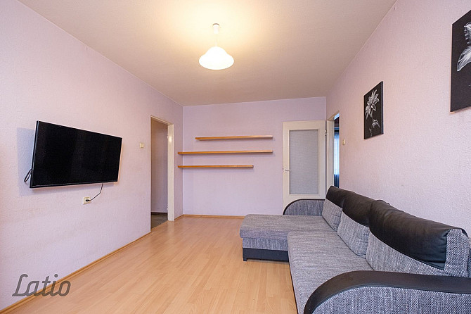 Izīrē ilgtermiņā mājīgu un vienkāršu trīs istabu dzivokli loti labā atrašanās vietā Jūrmala - foto 1