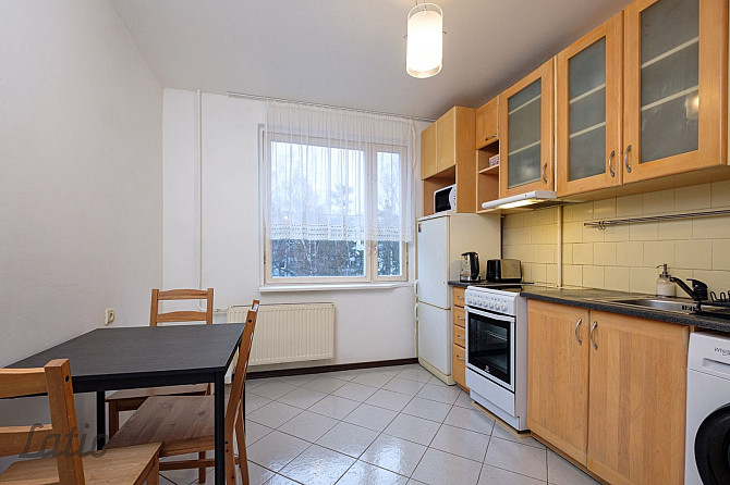 Izīrē ilgtermiņā mājīgu un vienkāršu trīs istabu dzivokli loti labā atrašanās vietā Jūrmala - foto 2