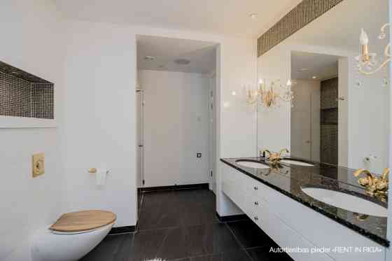 Сдается 4-комнатная квартира в Старой Риге, напротив отеля Hilton. Отдельная кухня, Рига