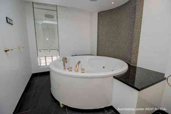 Сдается 4-комнатная квартира в Старой Риге, напротив отеля Hilton. Отдельная кухня, Рига