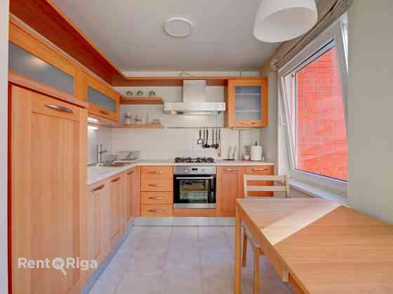 Izīrē gaišu 3 istabu dzīvokli!  Ienākot dzīvoklī ir neliels priekšnams, kuram seko viesistaba, kas a Рига