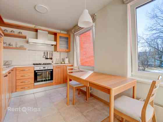Izīrē gaišu 3 istabu dzīvokli!  Ienākot dzīvoklī ir neliels priekšnams, kuram seko viesistaba, kas a Рига