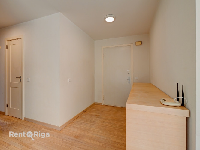 Izīrē gaišu 3 istabu dzīvokli!  Ienākot dzīvoklī ir neliels priekšnams, kuram seko Rīga - foto 6
