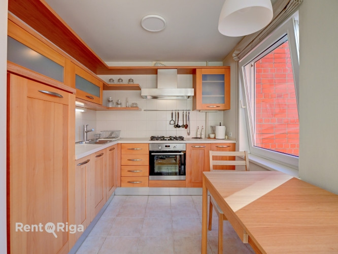 Izīrē gaišu 3 istabu dzīvokli!  Ienākot dzīvoklī ir neliels priekšnams, kuram seko Rīga - foto 3