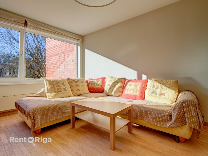 Izīrē gaišu 3 istabu dzīvokli!  Ienākot dzīvoklī ir neliels priekšnams, kuram seko Rīga - foto 4