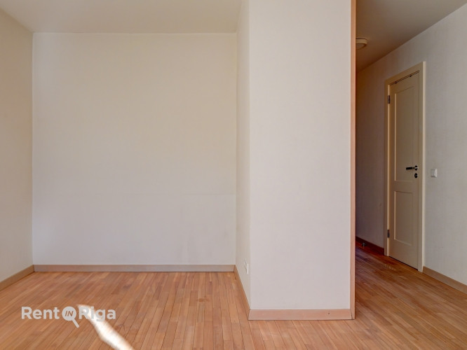 Izīrē gaišu 3 istabu dzīvokli!  Ienākot dzīvoklī ir neliels priekšnams, kuram seko Rīga - foto 5