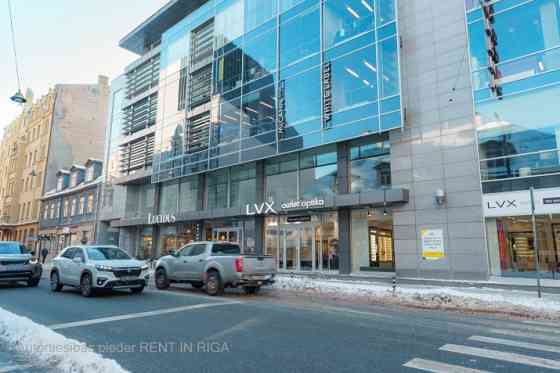 Торговые помещения на оживлённом перекрёстке улиц Тэрбатас и Лачплеша.  + Большие Rīga