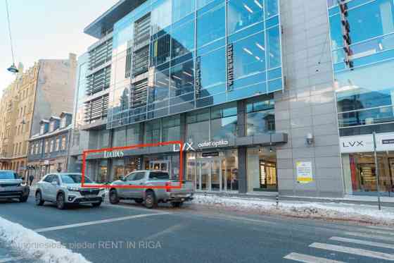Торговые помещения на оживлённом перекрёстке улиц Тэрбатас и Лачплеша.  + Большие Rīga