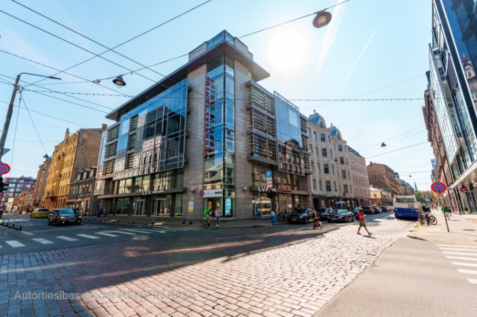 Tirdzniecības telpas aktīvajā Terbatas un Lāčplēša ielu krustojumā.  + Plaši vitrīnu Rīga - foto 1