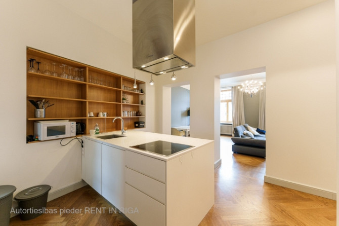 Mēbelēts 2 istabu dzīvoklis renovētā ēkā Brīvības ielā 46. Ieeja un logi Dzirnavu ielas Rīga - foto 7