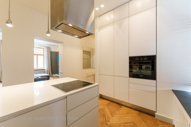 Mēbelēts 2 istabu dzīvoklis renovētā ēkā Brīvības ielā 46. Ieeja un logi Dzirnavu ielas Rīga - foto 8