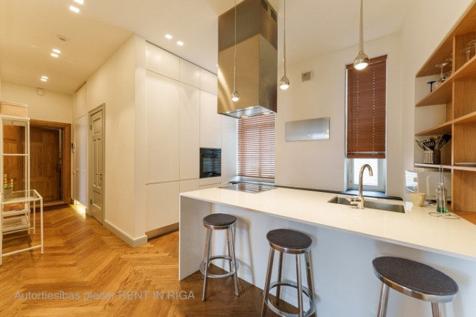 Mēbelēts 2 istabu dzīvoklis renovētā ēkā Brīvības ielā 46. Ieeja un logi Dzirnavu ielas Rīga - foto 9