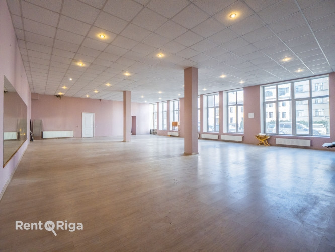 Sporta vai deju zāle pilsētas centra tuvumā!  Plānojums: +2 zāles; +2 ieejas; +Sporta zāle; Rīga - foto 1