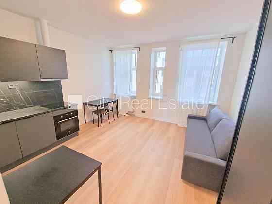 Здание во дворе, реновированный дом, закрытый двор, вход с улицы и со двора, Рига