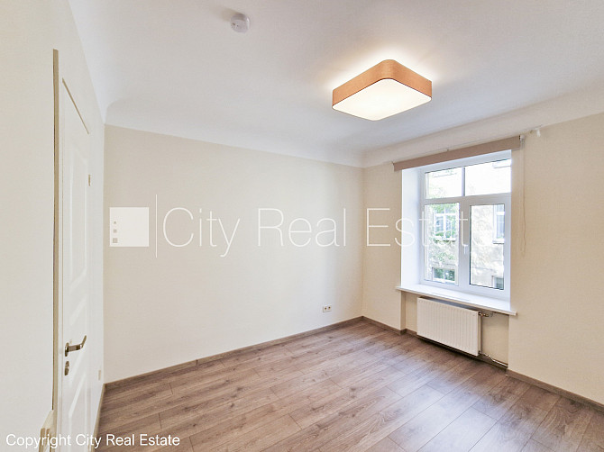 Fasādes māja, renovēta māja, ieeja no pagalma, ir lifts, kāpņu telpa pēc kapitālā remonta, Rīga - foto 20