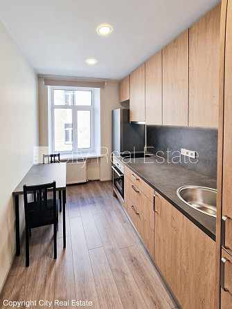 Fasādes māja, renovēta māja, ieeja no pagalma, ir lifts, kāpņu telpa pēc kapitālā remonta, Rīga - foto 17