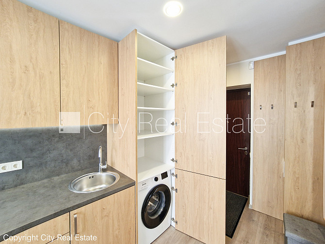 Fasādes māja, renovēta māja, ieeja no pagalma, ir lifts, kāpņu telpa pēc kapitālā remonta, Rīga - foto 16