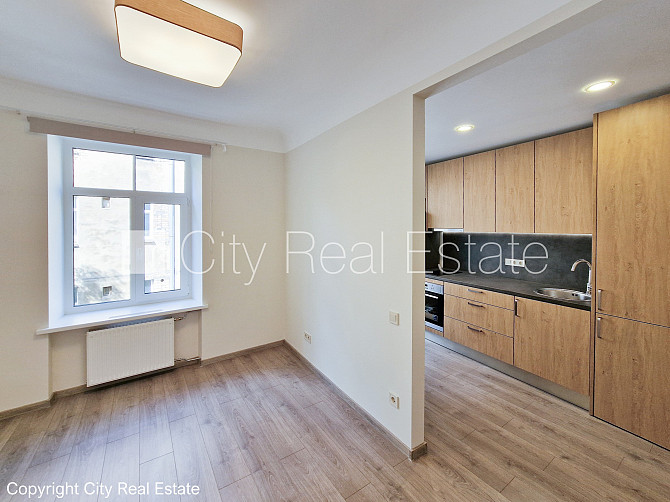 Fasādes māja, renovēta māja, ieeja no pagalma, ir lifts, kāpņu telpa pēc kapitālā remonta, Rīga - foto 19