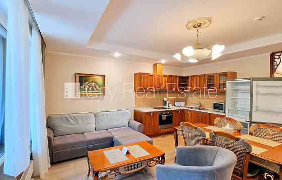 Дом во дворе, территория обнесена забором, вход со двора, лестничная клетка после Rīga