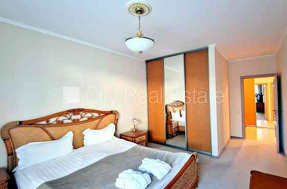 Дом во дворе, территория обнесена забором, вход со двора, лестничная клетка после Rīga