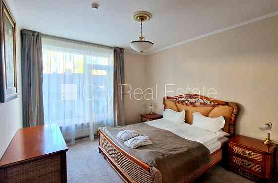 Дом во дворе, территория обнесена забором, вход со двора, лестничная клетка после Rīga