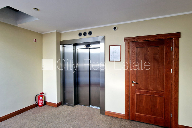 Pagalma māja, iežogota teritorija, ieeja no pagalma, kāpņu telpa pēc kapitālā remonta, logi Rīga - foto 17