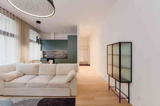 В самом центре города, в полностью реновированном доме сдаётся  новая 2-х Рига