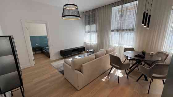 В самом центре города, в полностью реновированном доме сдаётся  новая 2-х Рига