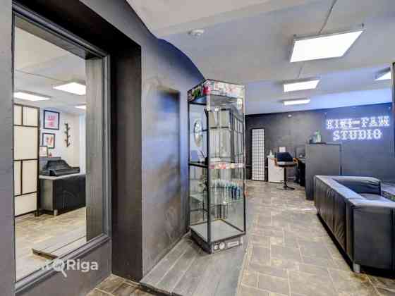 Veikala vai salona telpas puspagrabā. Ar autostāvvietu pagalmā.  Telpās iepriekš atradās tetovēšanas Рига