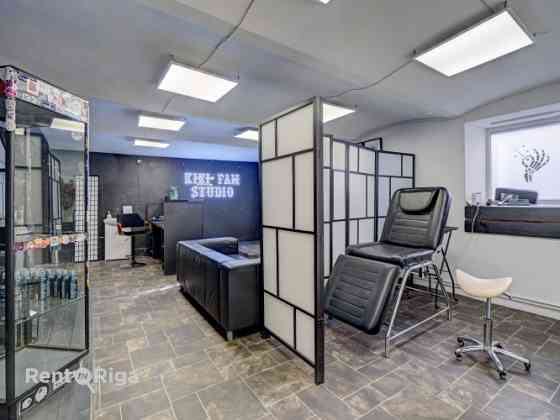 Veikala vai salona telpas puspagrabā. Ar autostāvvietu pagalmā.  Telpās iepriekš atradās tetovēšanas Рига